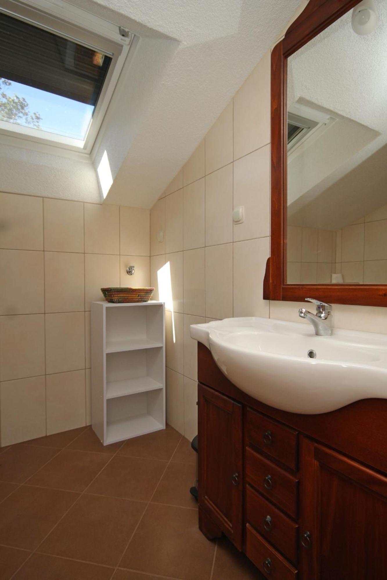 Seaside secluded apartments Cove Karkavac - Scedro, Hvar - 8801 Jelsa  Rum bild