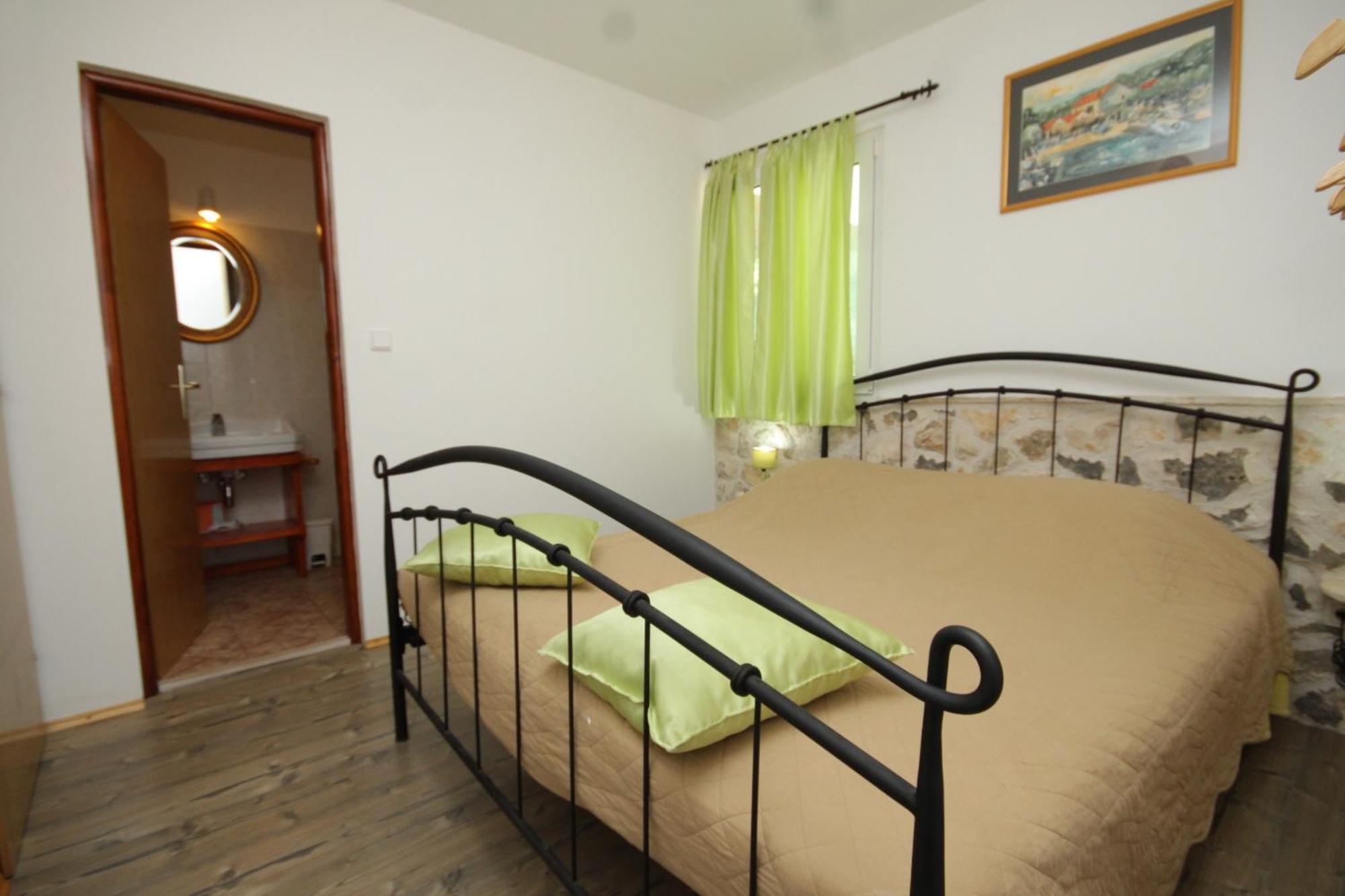 Seaside secluded apartments Cove Karkavac - Scedro, Hvar - 8801 Jelsa  Rum bild