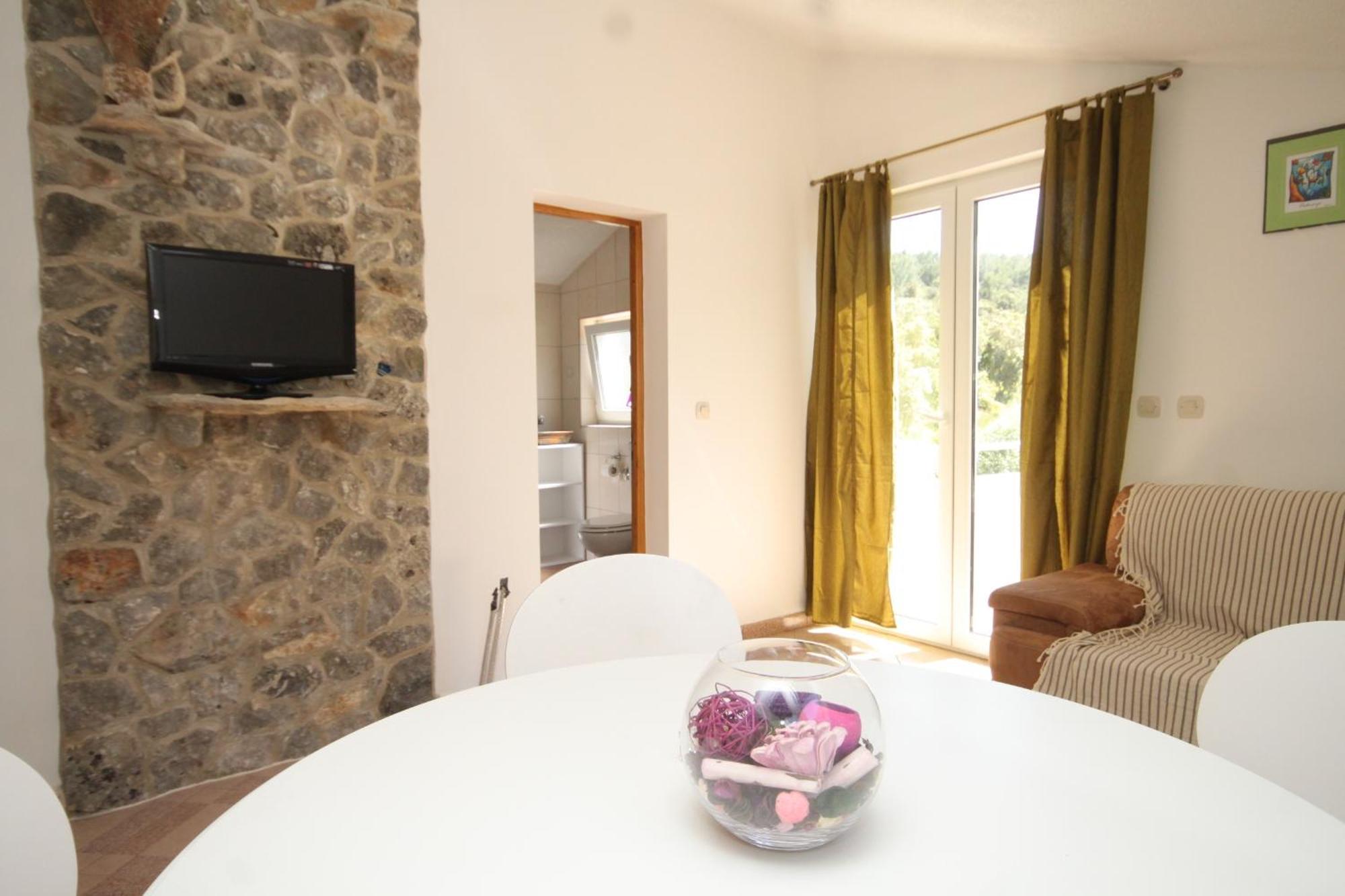 Seaside secluded apartments Cove Karkavac - Scedro, Hvar - 8801 Jelsa  Rum bild