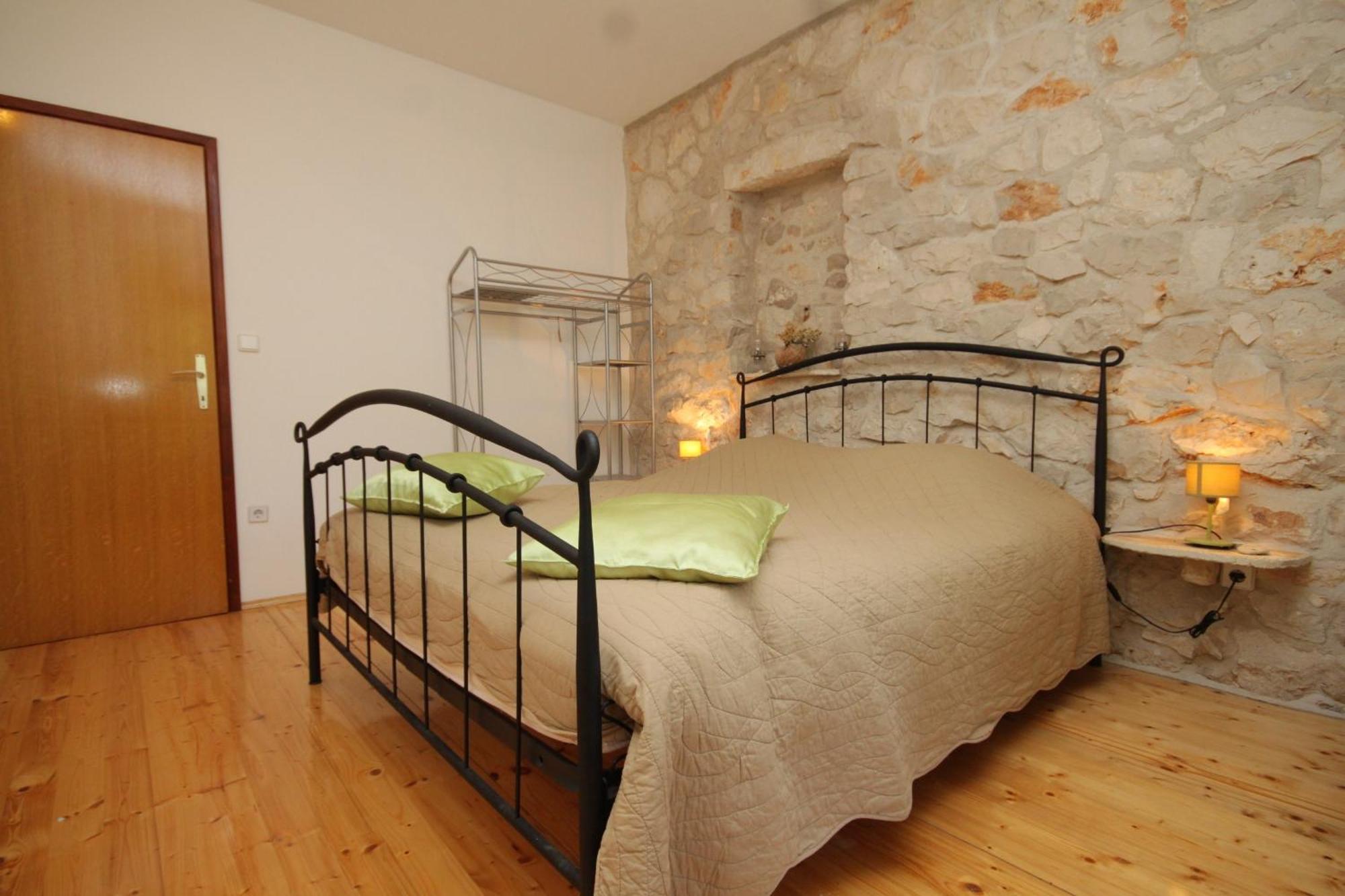 Seaside secluded apartments Cove Karkavac - Scedro, Hvar - 8801 Jelsa  Rum bild